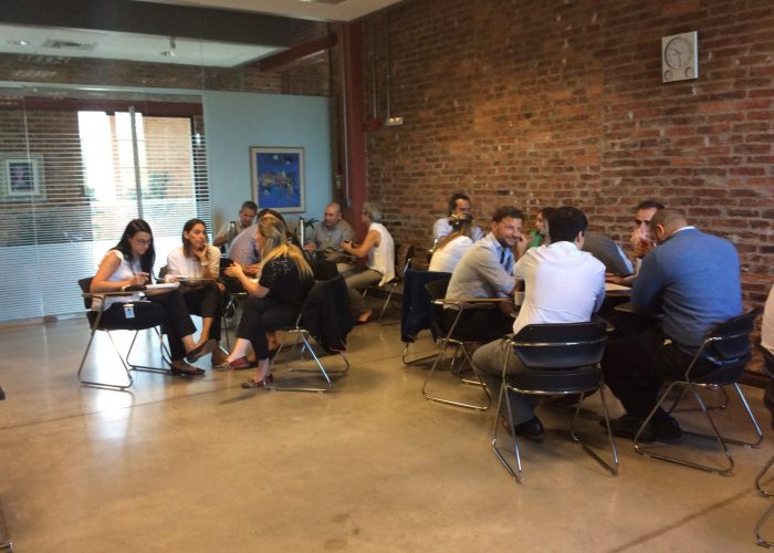 ALE DE BARBIERI TALLERES PARA EMPRESAS Comunicación lenguaje verbal y no verbal, crecer en empatía